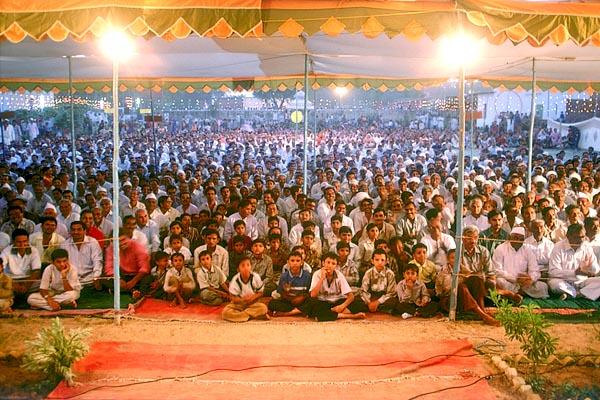 The huge evening Satsang assembly