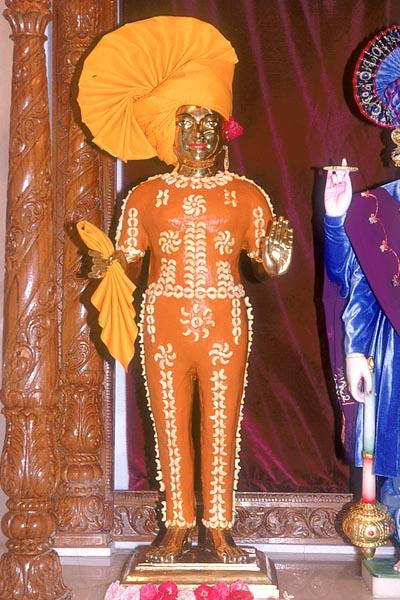 Shri Harikrishna Maharaj attired in chandan