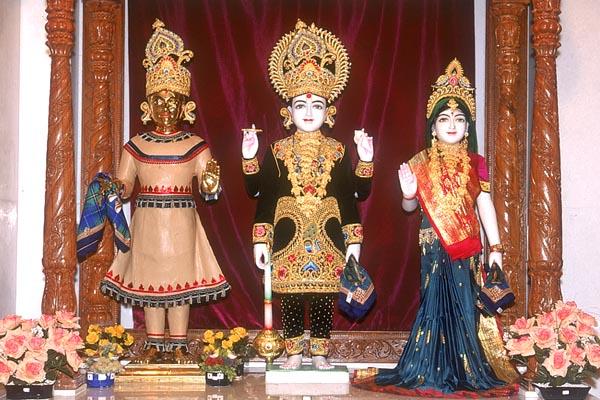 Shri Harikrishna Maharaj adorned in chandan and Shri Laxmi Narayan Dev