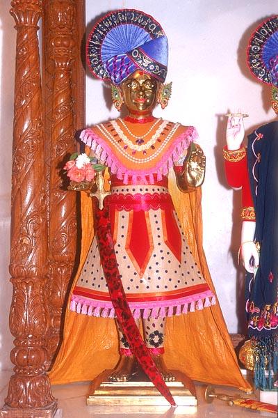 Shri Harikrishna Maharaj beautifully adorned in chandan