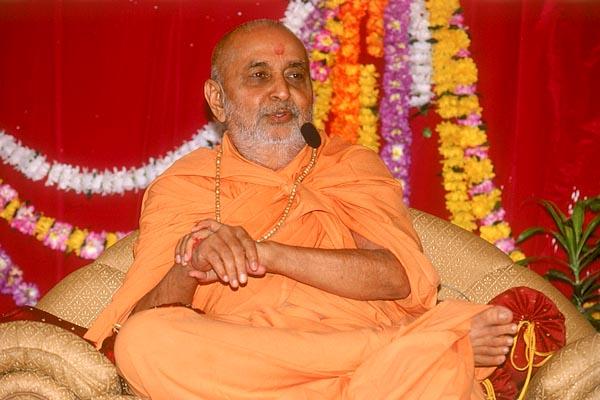 Divine gestures and moods during a discourse to the karyakars