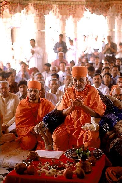 Swamishri, senior sadhus and devotees during the murti pratishtha rituals beneath the mandir dome