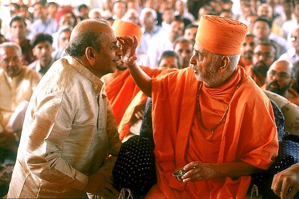 Swamishri applies a chandlo to Shri Balkrishnabhai Patel, who sponsored the entire mandir