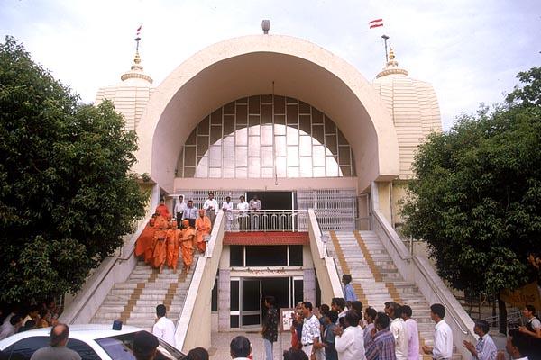 Swamishri descends after having darshan of Thakorji, Navsari mandir
