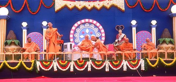 Swamishri during a public assembly