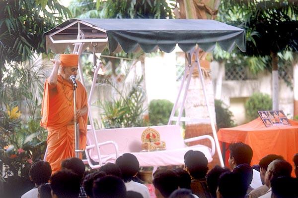 Swamishri blesses the volunteers