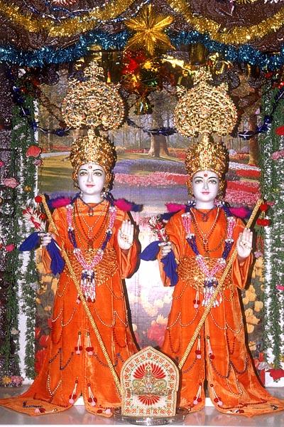 Beautifully adorned Shri Akshar Purushottam Maharaj