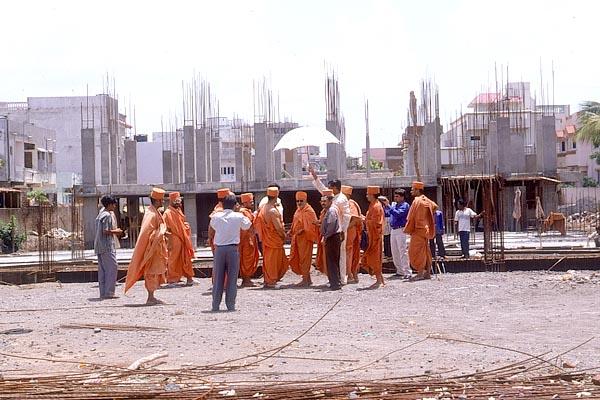 Swamishri visits the under- construction hospital of the Sanstha