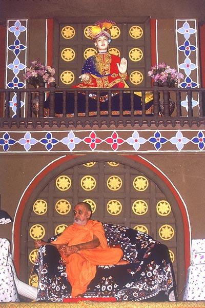 Thakorji and Swamishri during the assembly