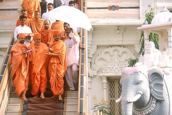 Swamishri descends from mandir steps after darshan