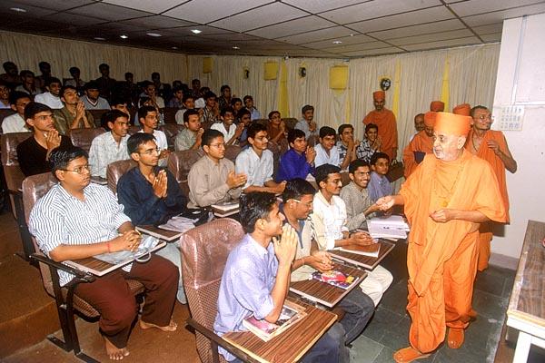Swamishri sanctifies the auditorium for computer classes for girls
