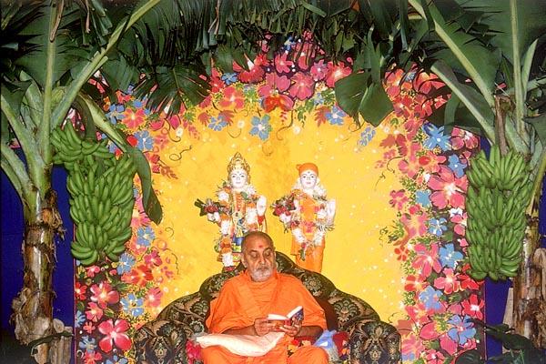 Swamishri reads the Shikshapatri during his morning puja 