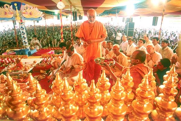 Swamishri ritually performs pujan of the kalashas