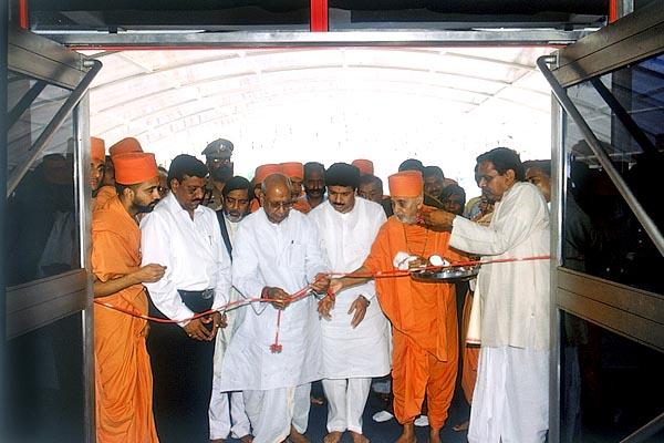 Swamishri and dignitaries untie the naada chhadi and inaugurate the Institute