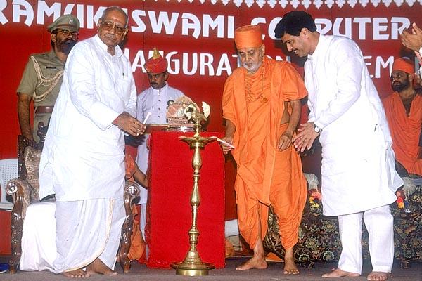 Swamishri and dignitaries light the inaugural lamp in the assembly