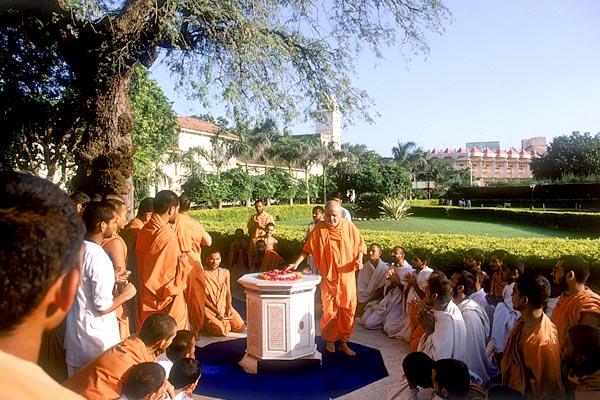 Swamishri performs pradakshina of shrine at Yagnapurush Smruti grounds 	
