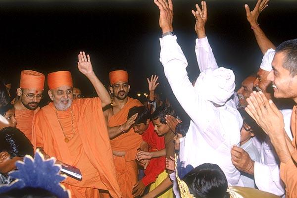 Swamishri arrives at Yagnapurush Smruti mandir amidst a jubilant and devotional welcome  