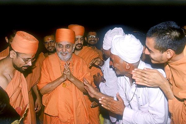 Swamishri arrives at Yagnapurush Smruti mandir amidst a jubilant and devotional welcome  