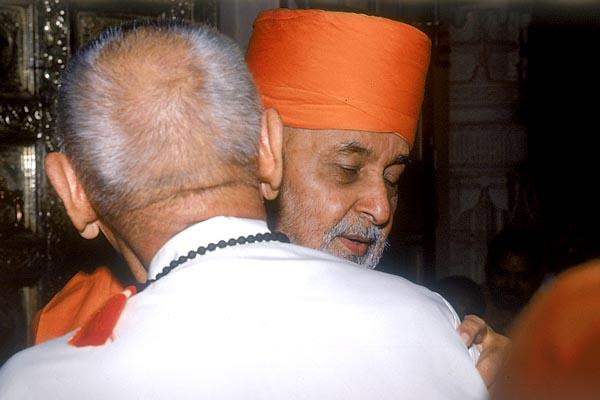 Swamishri warmly embraces Hakabhai Khachar