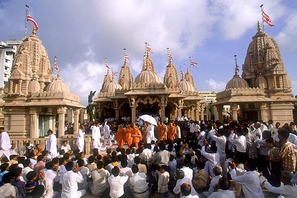After Thakorji's darshan, Swamishri descends the mandir steps 