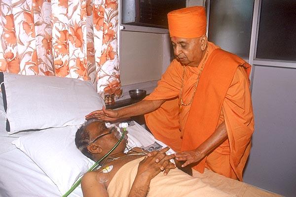 Swamishri blesses ailing devotees and prays for their quick recovery during his visit in a hospital