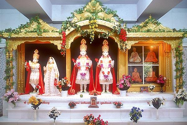 Murtis of Akshar Purushottam Maharaj, Radha Krishana Dev and Guru Parampara