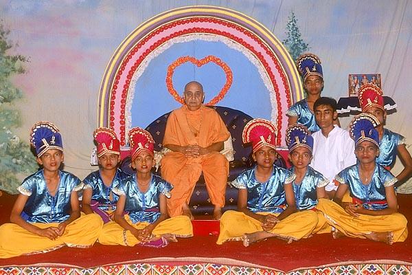 Local fishermen's children with Swamishri after performing a welcome dance