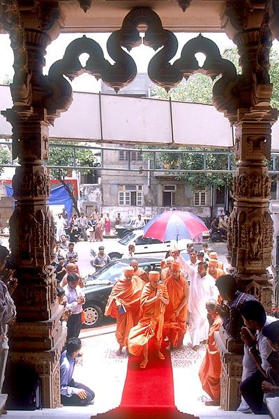 Swamishri arrives at the Dadar mandir