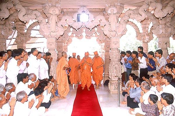 Swamishri offers pranams to the devotees awaiting for darshan 