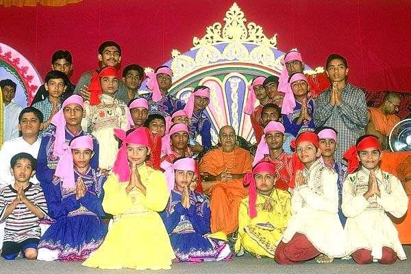 	After performing a folk dance the balaks pose with Swamishri 