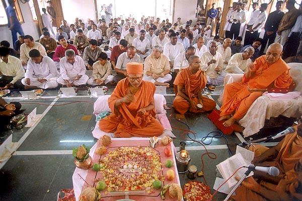 Swamishri (r) presides during the murti-pratishtha rituals