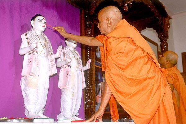 Performs the murti-pratishtha rituals of Akshar Purushottam Maharaj 