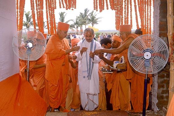 Swamishri and Shri Divyasinghdev inaugurate the mandir by untying the nada-chhadi