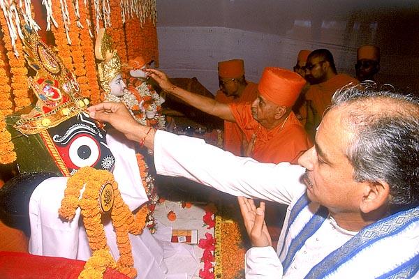 Shri Divyasinghdev consecrates the murti of Shri Jagannathji