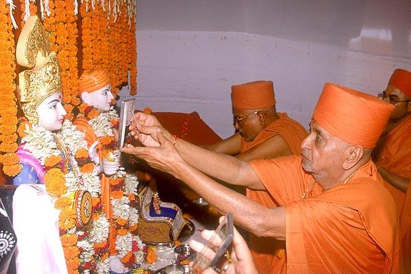 Swamishri consecrates the murtis of Akshar Purshottam Maharaj 