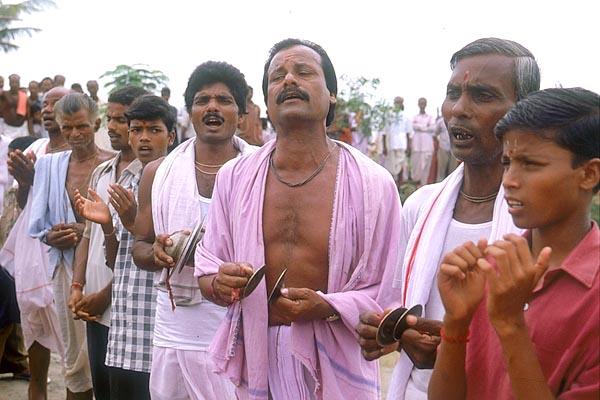 Udiya devotees sing with joy and offer their humble respects 