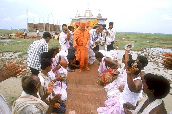 Swamishri blesses the devotees after concluding the pratishtha rituals