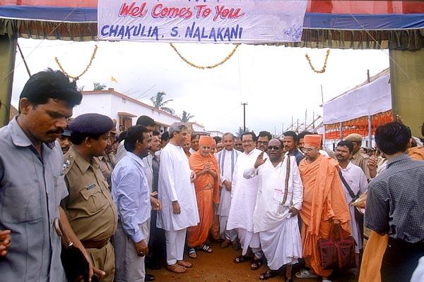 Swamishri with Chief Minister of Orissa Shri Naveen Patnaik (left) and government officials in Chakulia