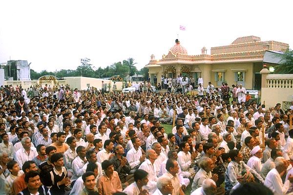 Satsang assembly in the presence of Swamishri