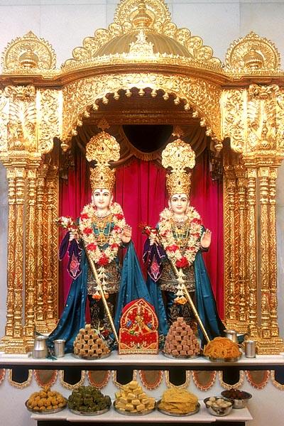 Shri Akshar Purushottam Maharaj adorned in the newly inaugurated sinhasan