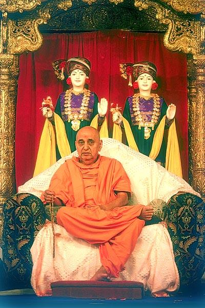 	Swamishri during an evening assembly	