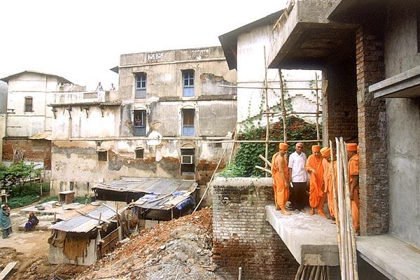 Swamishri visits the under construction Smruti Mandir 