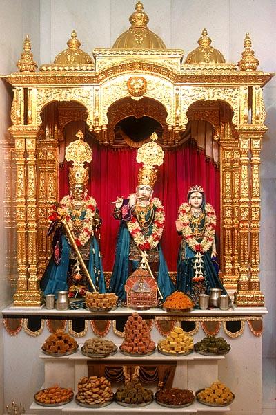 Shri Harikrishna Maharaj and Shri Radha Krishna Dev adorned in the newly inaugurated sinhasan