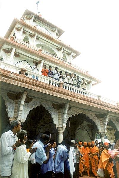 Swamishri at the Santram 