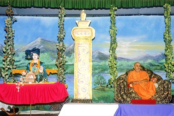 Swamishri and Thakorji adorned on swings
