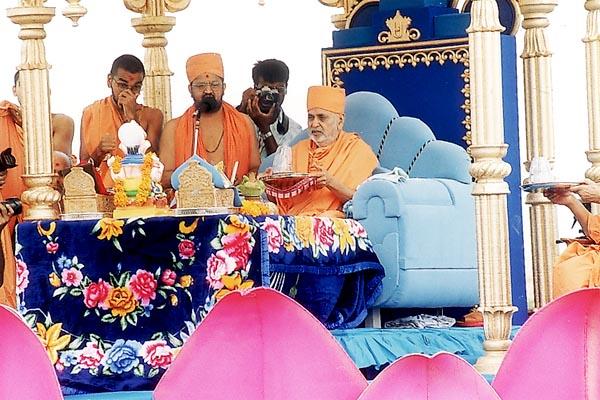 Swamishri performs the arti of Shri Harikrishna Maharaj and Shri Ganapatiji