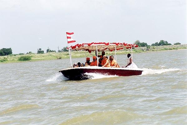 Swamishri, together with Shri Harikrishna Maharaj and Shri Ganapatiji sail in the river
