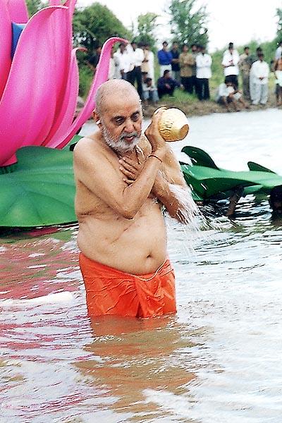 Swamishri bathing in the river Utavali