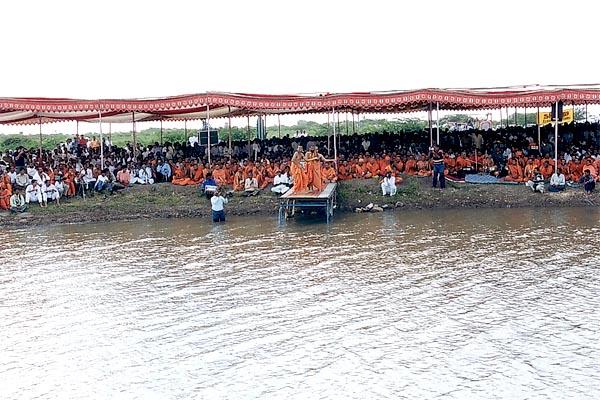 Swamishri reaches the river bank and blesses the devotees