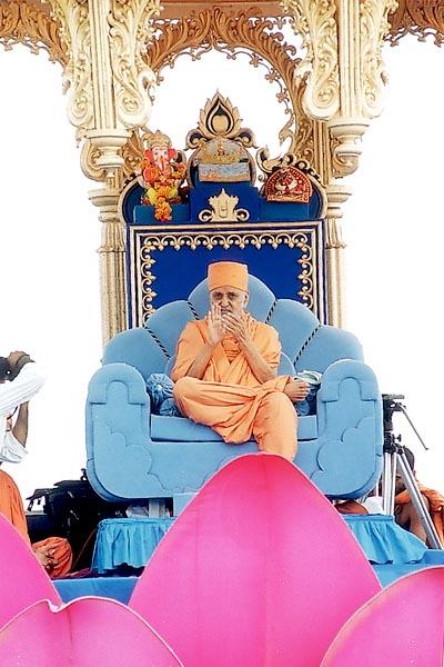 Swamishri joins in the 'Swaminarayan Mahamantra' dhun